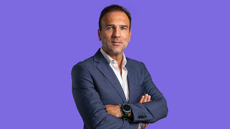 Nuno Figueiredo em fundo roxo